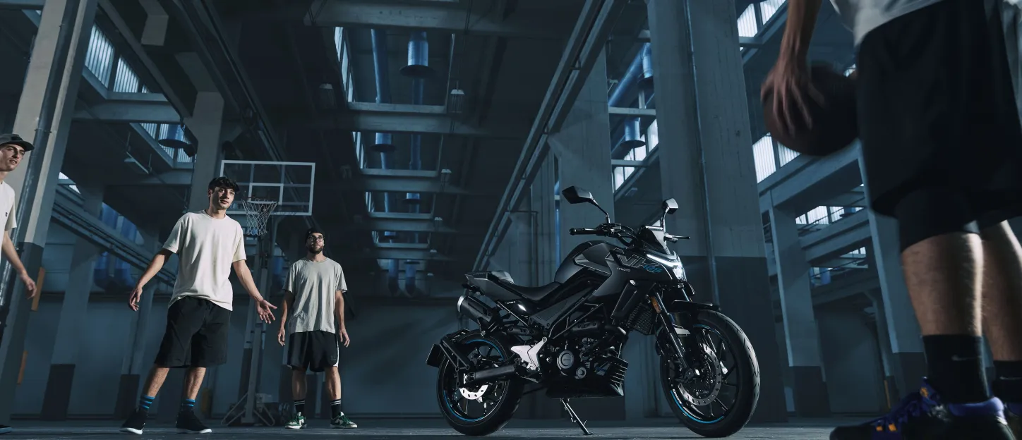 CF Moto 125 NK : avec basketteurs