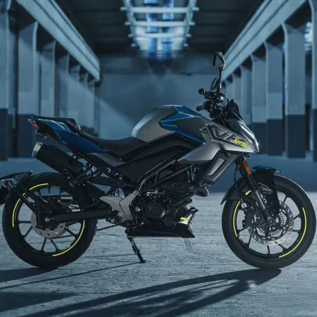 CF Moto 125 NK : garée milieu d'allée