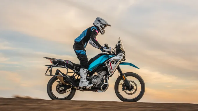 CF Moto 450MT : Chemin désert