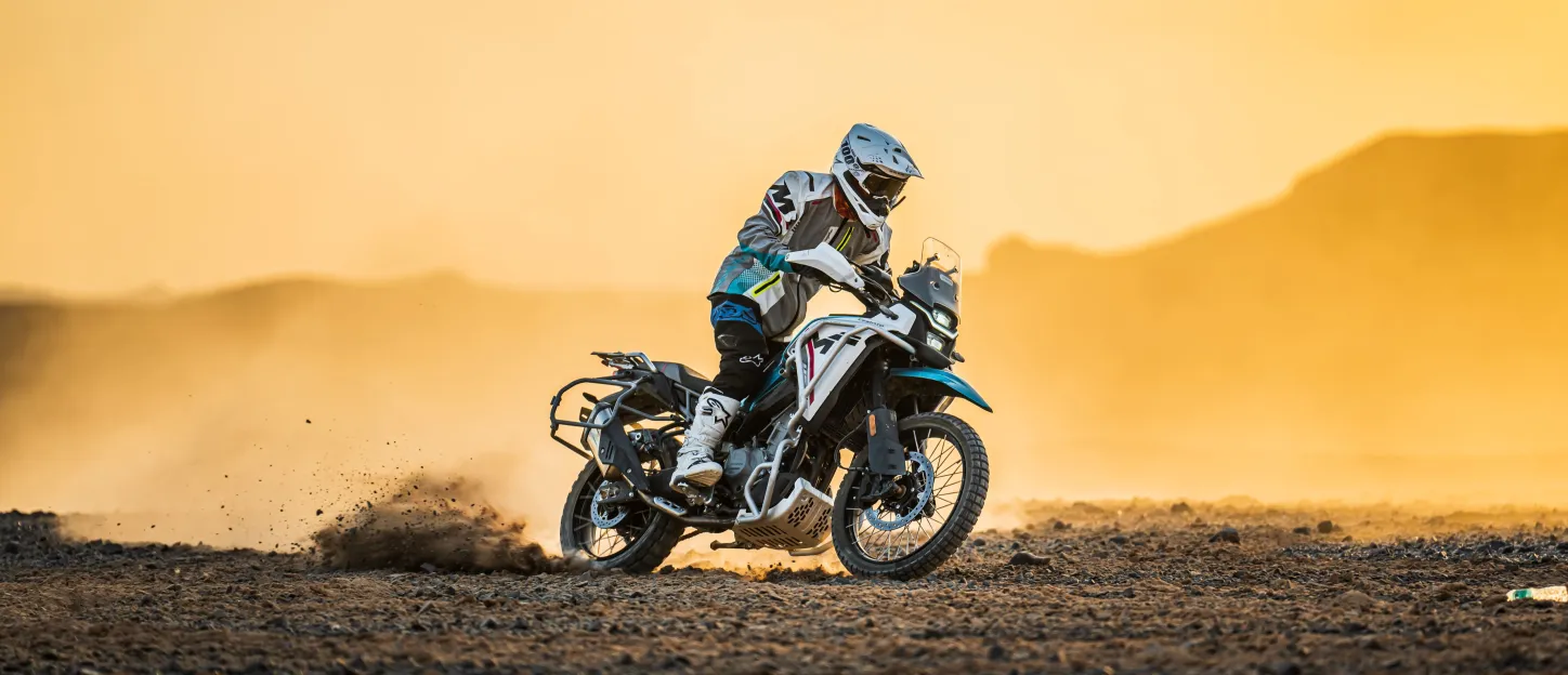 CF Moto 450MT : dérapage désert