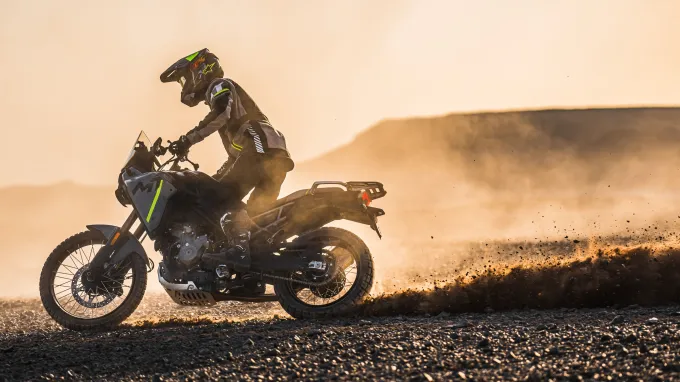 CF Moto 450MT : trainée poussière