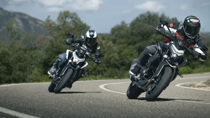 CF Moto 450NK : duo en virage