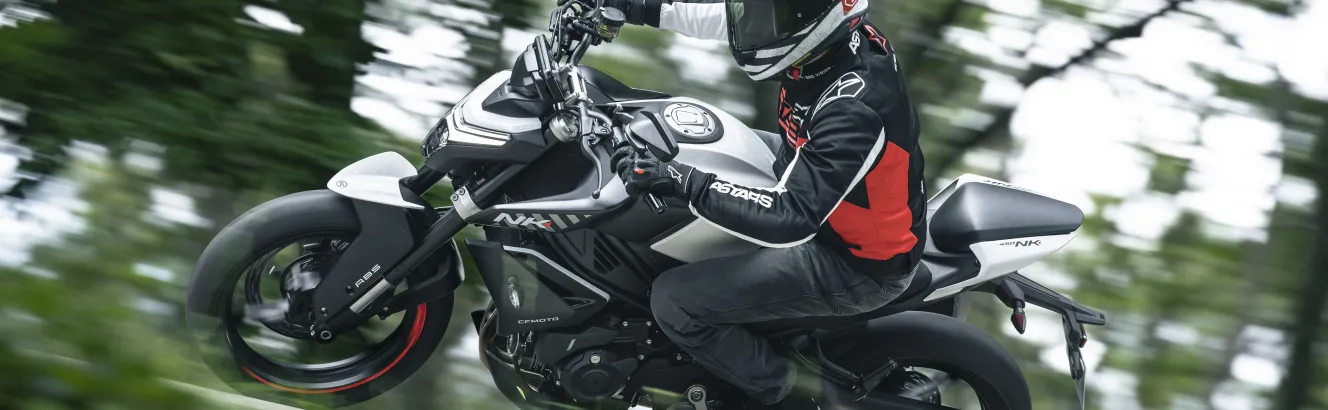 CF Moto 450NK : profil incliné