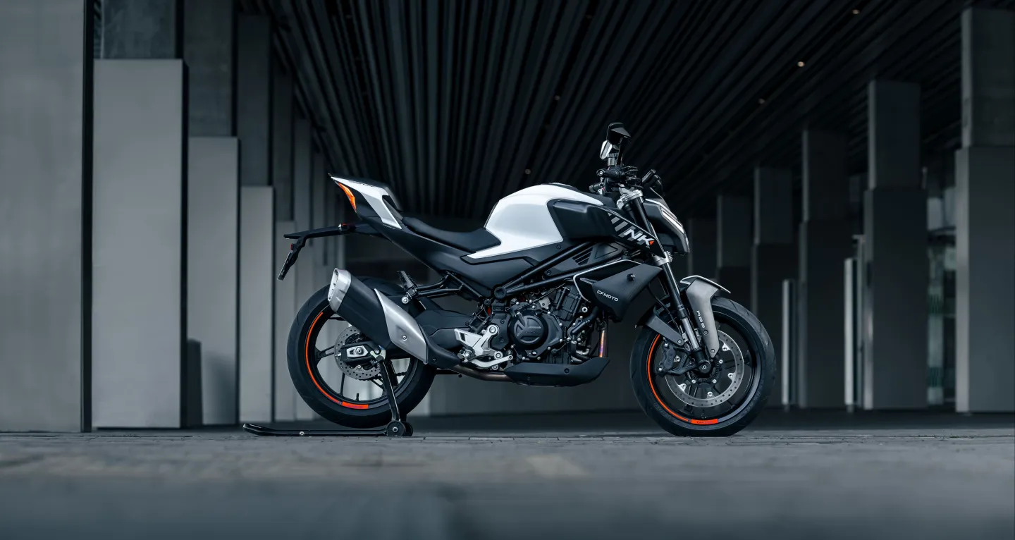 CF Moto 450NK : béquille centrale