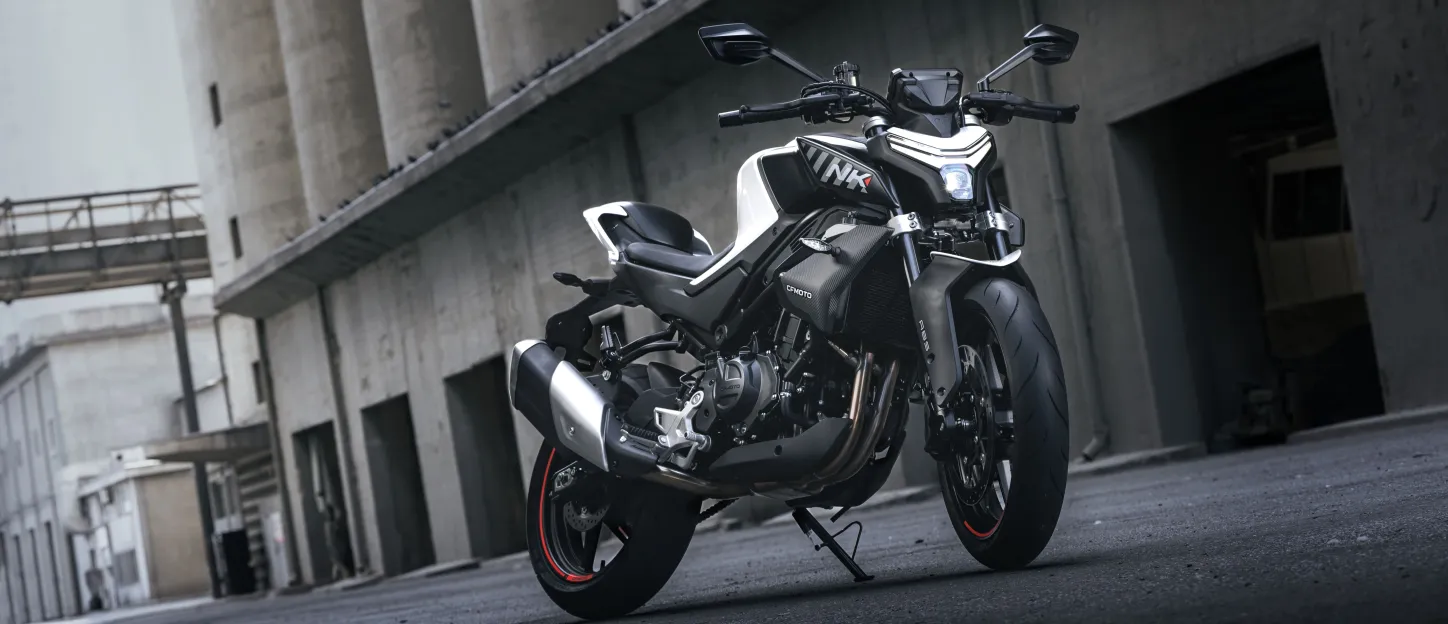 CF Moto 450NK : zone industrielle