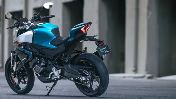 CF Moto 450NK : 3/4 arrière