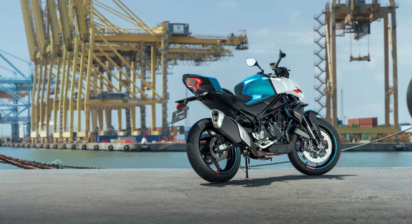 CF Moto 450NK : dans un port