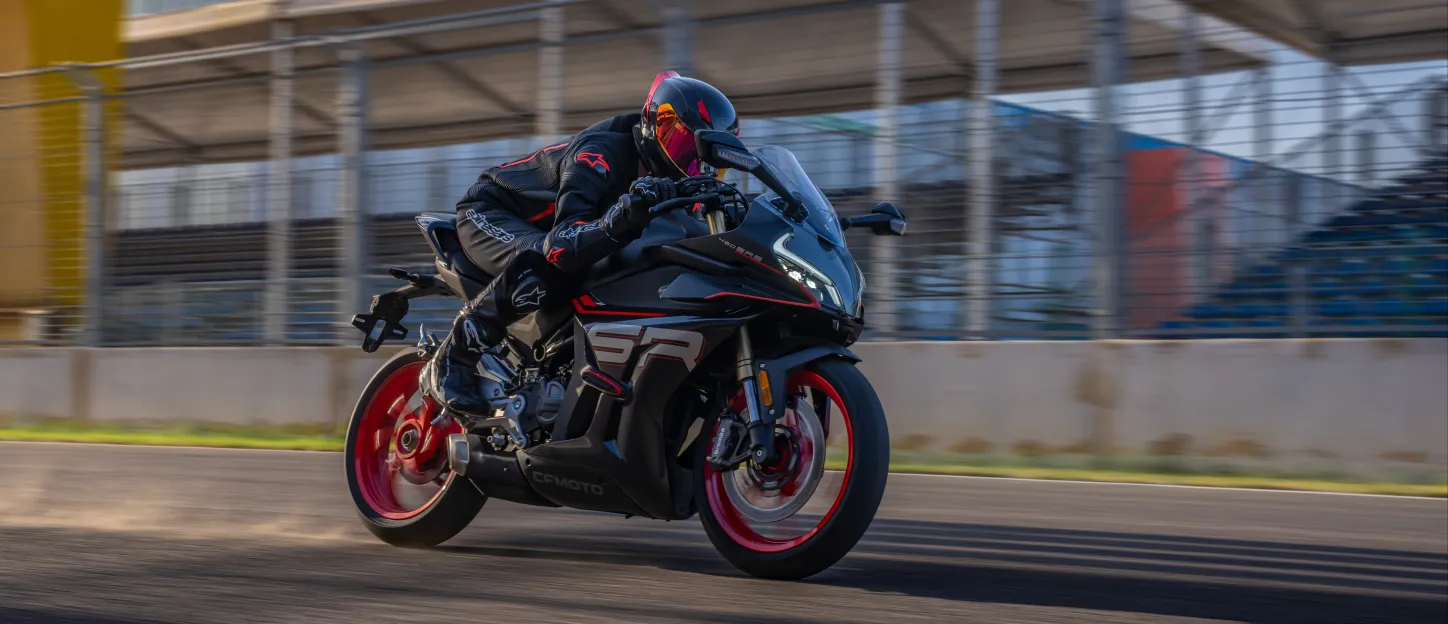 CF Moto 450SR : gradins