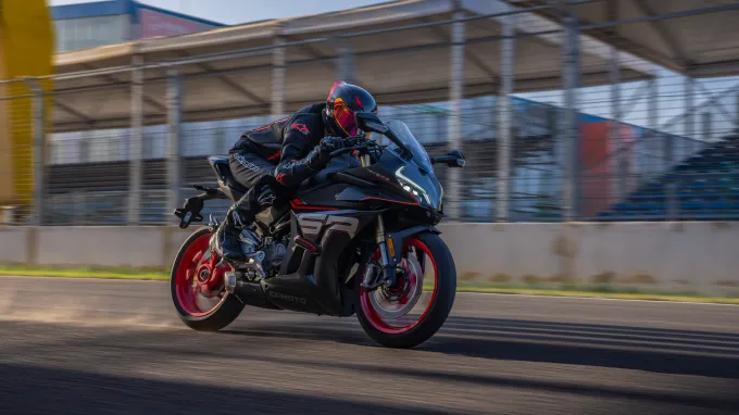 CF Moto 450SR : gradins