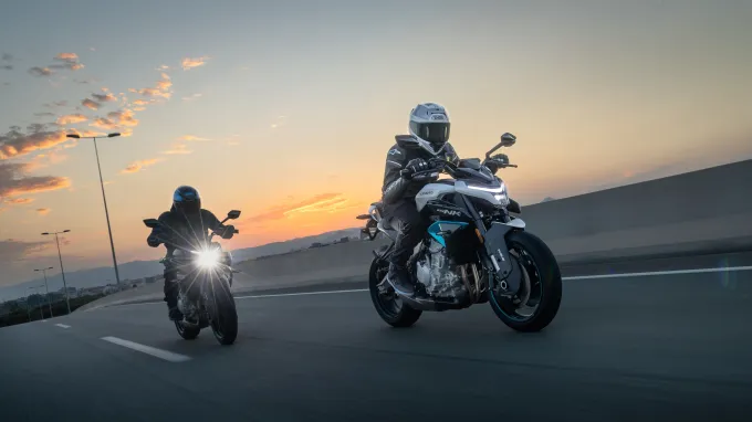 CF Moto 675NK : coucher de soleil