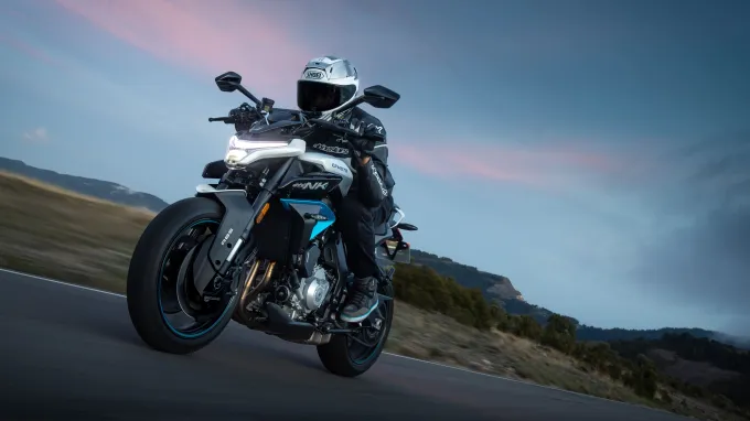 CF Moto 675NK : ligne droite