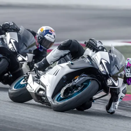 CF Moto 675SR-R : course sur circuit virage