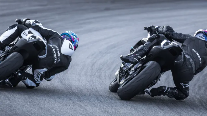 CF Moto 675SR-R : dépassement en virage