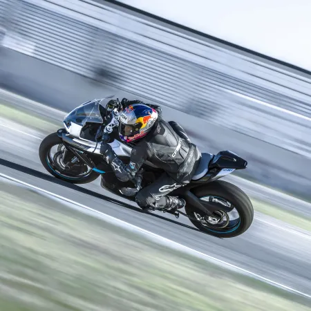 CF Moto 675SR-R : virage rapide