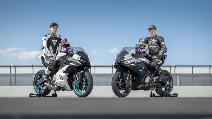 CF Moto 675SR-R : avec pilotes