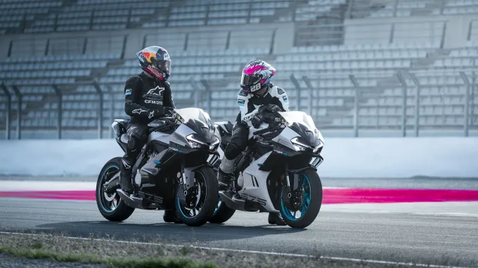 CF Moto 675SR-R : avec pilotes