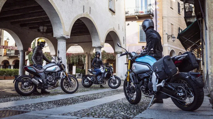 Gamme CF Moto 700cl-x stationnée