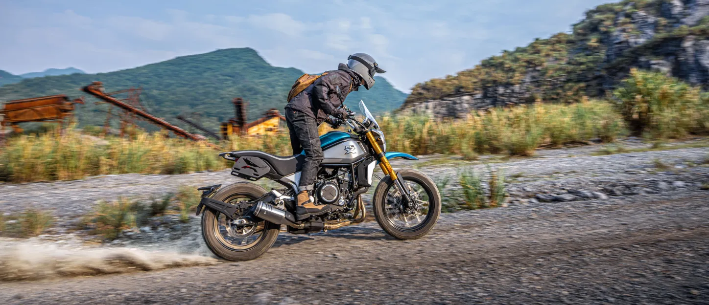 CF Moto 700cl-x Adventure : position debout