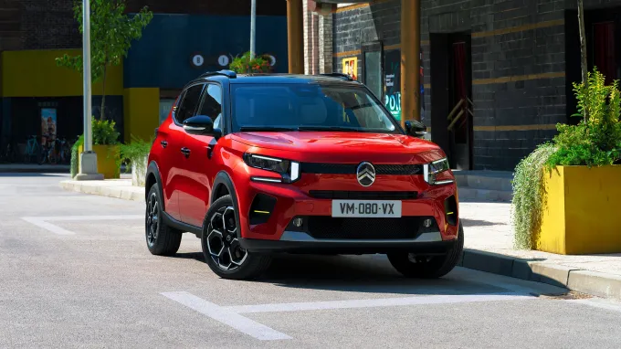 Citroën C3 2024 rouge : face avant statique dans la rue