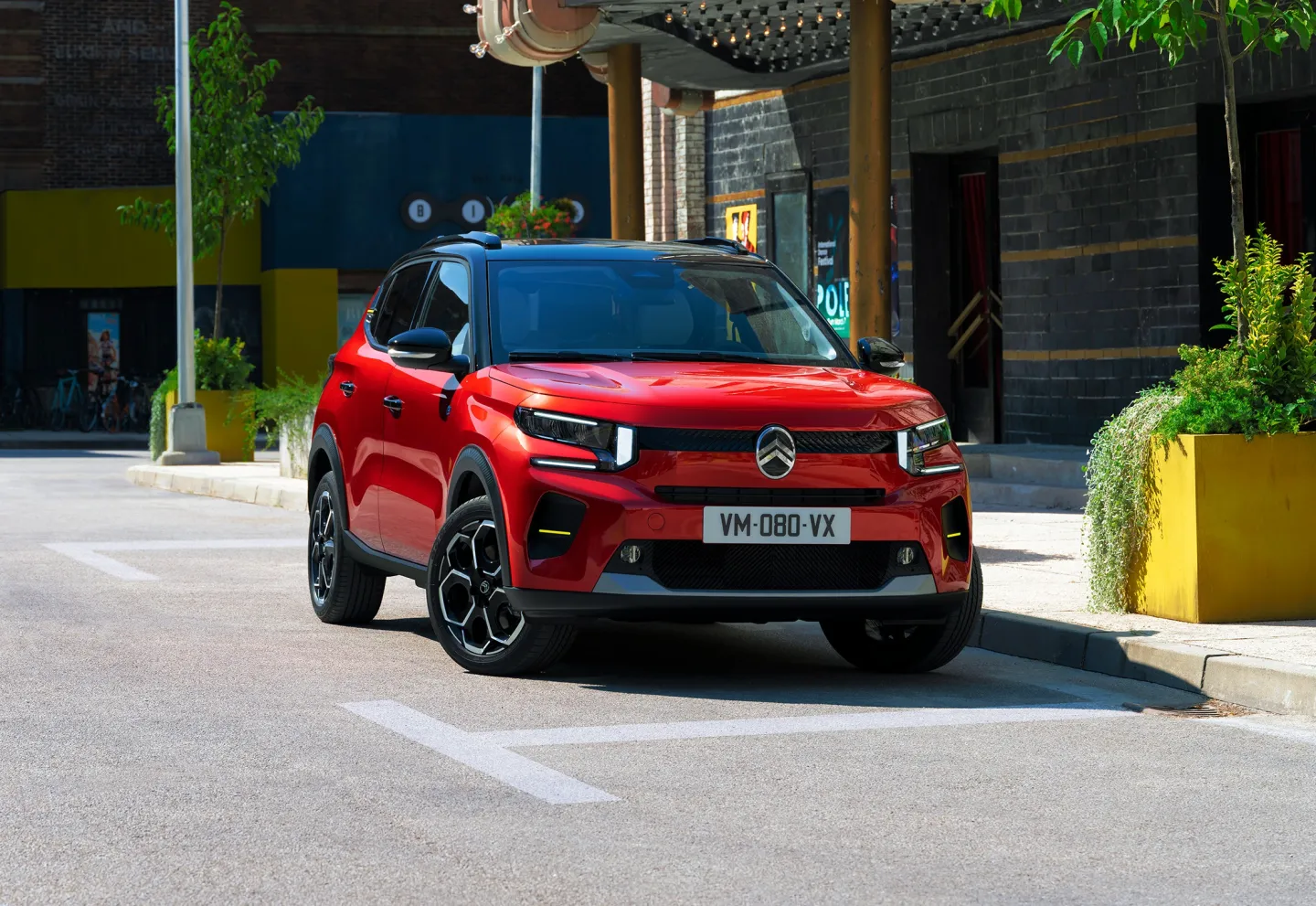 Citroën C3 2024 rouge : face avant statique dans la rue