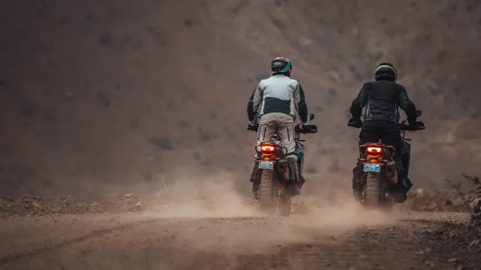 CF Moto 800MT-X : vue duo arrière