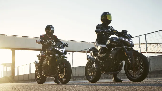 CF Moto 800NK : départ