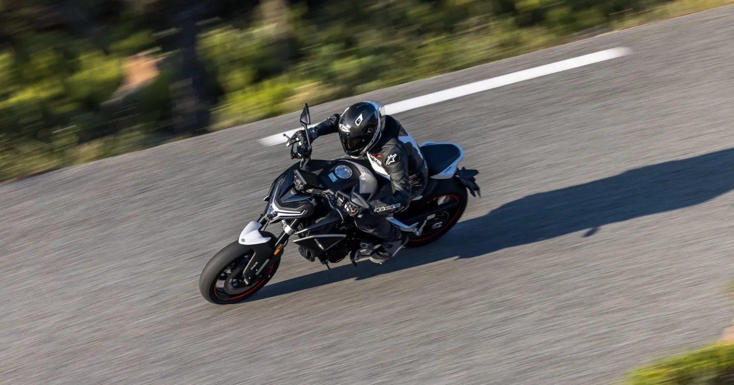 CFMOTO 800NK vue plongée