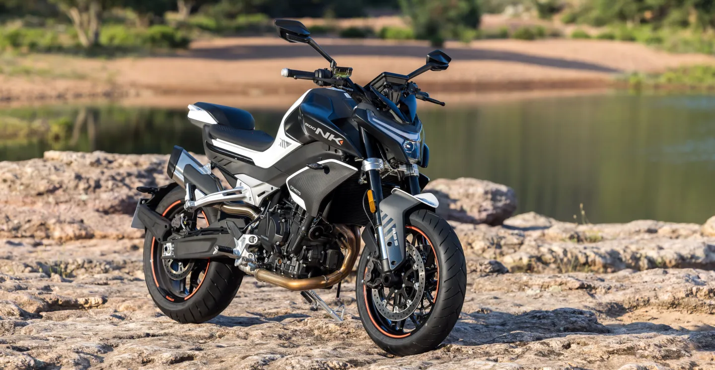 CFMOTO 800NK vue 3/4