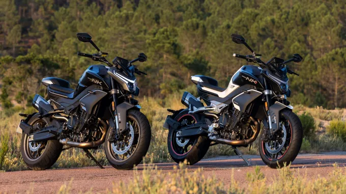 CF Moto 800NK : béquille latérale