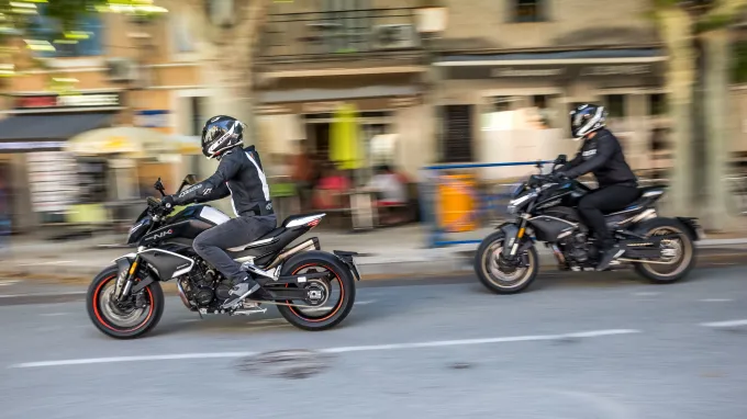 CF Moto 800NK : traversée village