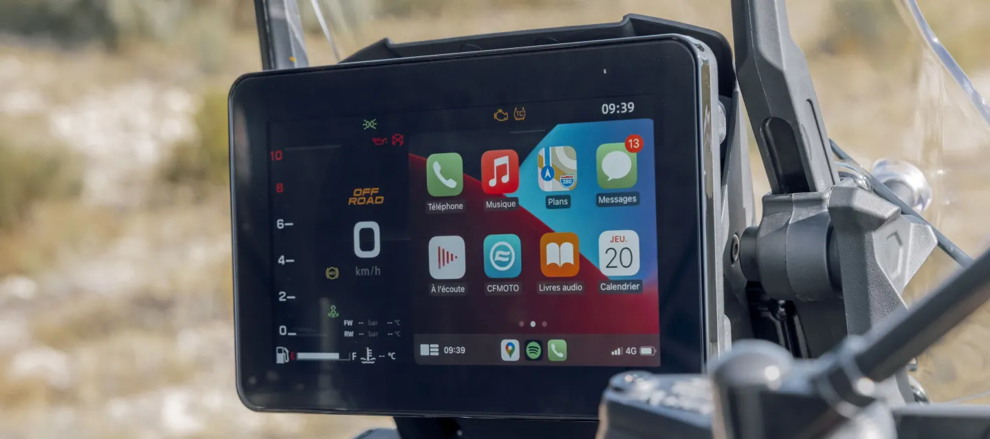 CFMOTO 800 MT Explore : écran de bord avec Apple Carplay