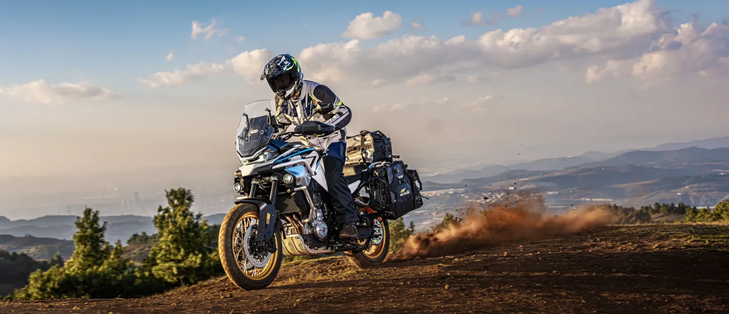 CF Moto 800MT Explore : sommet montagne