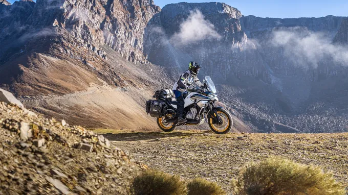 CF Moto 800MT Explore : chemin rocheux