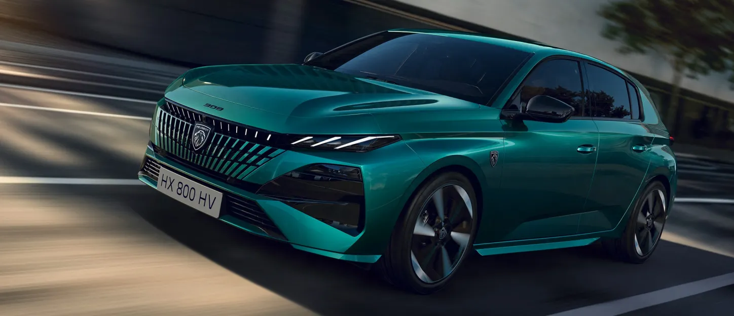 Peugeot 308 2025 : trois quarts avant gauche sur route