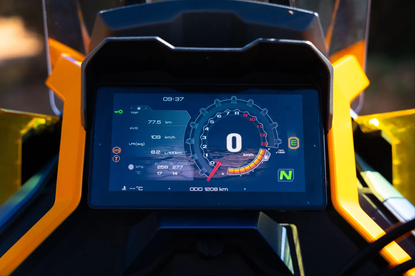 Zontes 703 F : ecran de bord