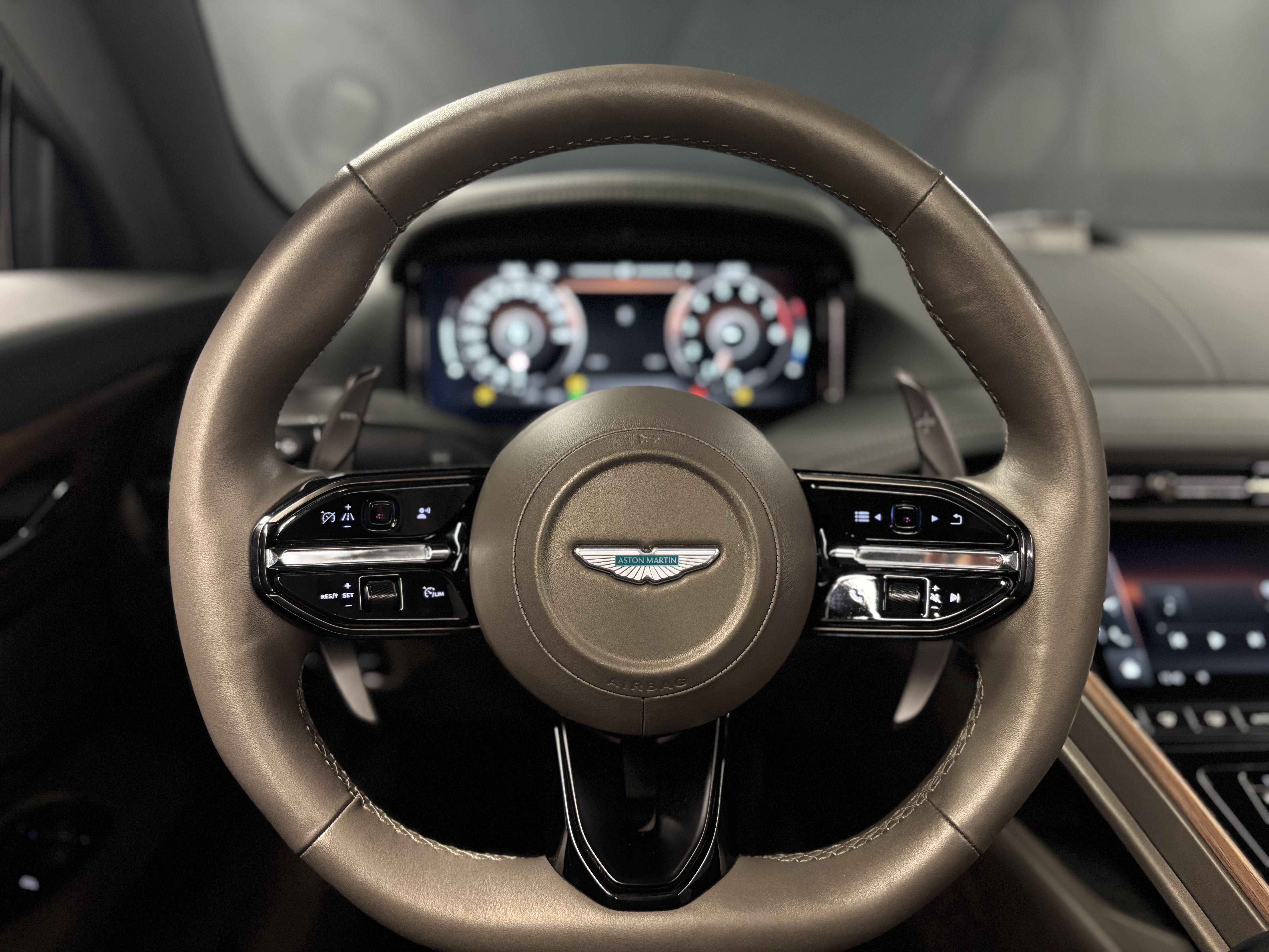 Aston Martin-DB12 VOLANTE-DB12 Volante 4.0 Biturbo V8 Aston Martin-DB12 VOLANTE-d'occasion chez Aston Martin Cannes