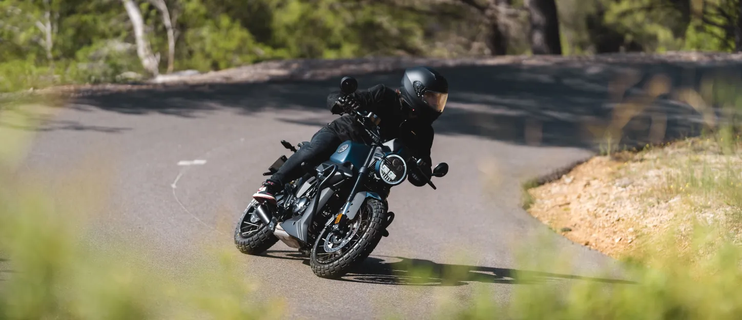 Zontes 125 Scrambler X : moto inclinée
