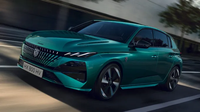 Peugeot 308 2025 : trois quarts avant gauche sur route