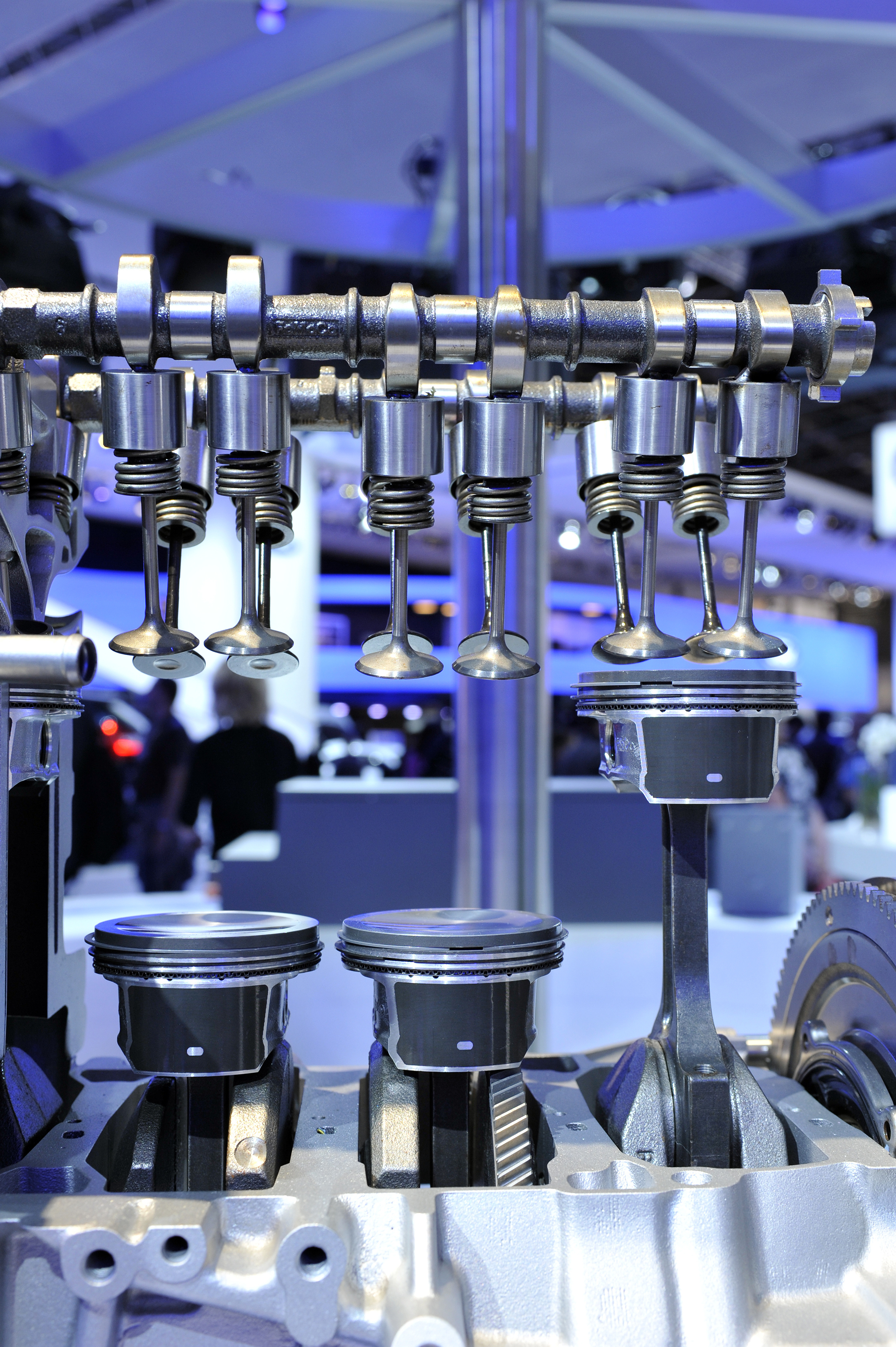 Pistons et soupapes d'un moteur