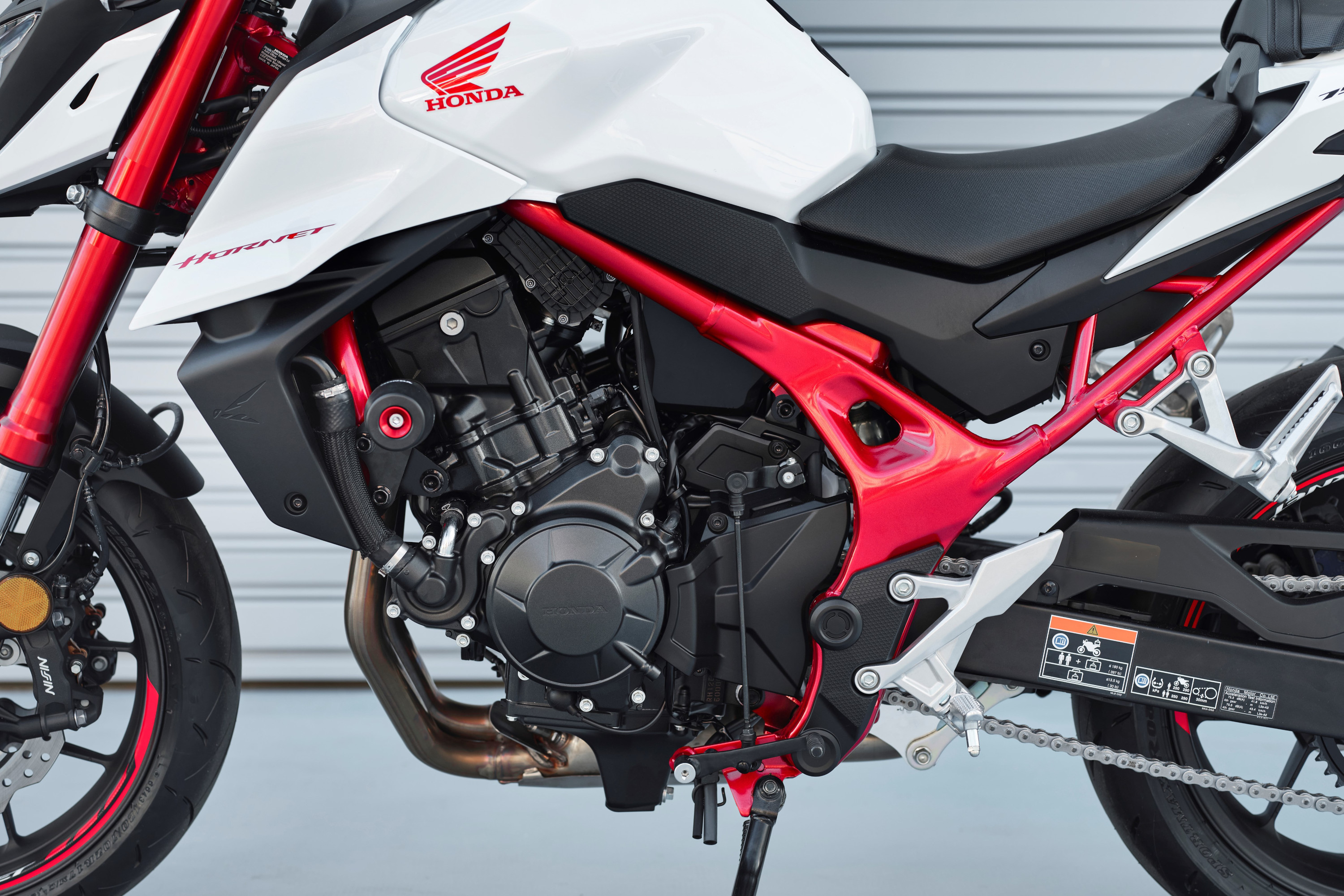 Honda CB750 Hornet 2023 : détail moteur profil gauche