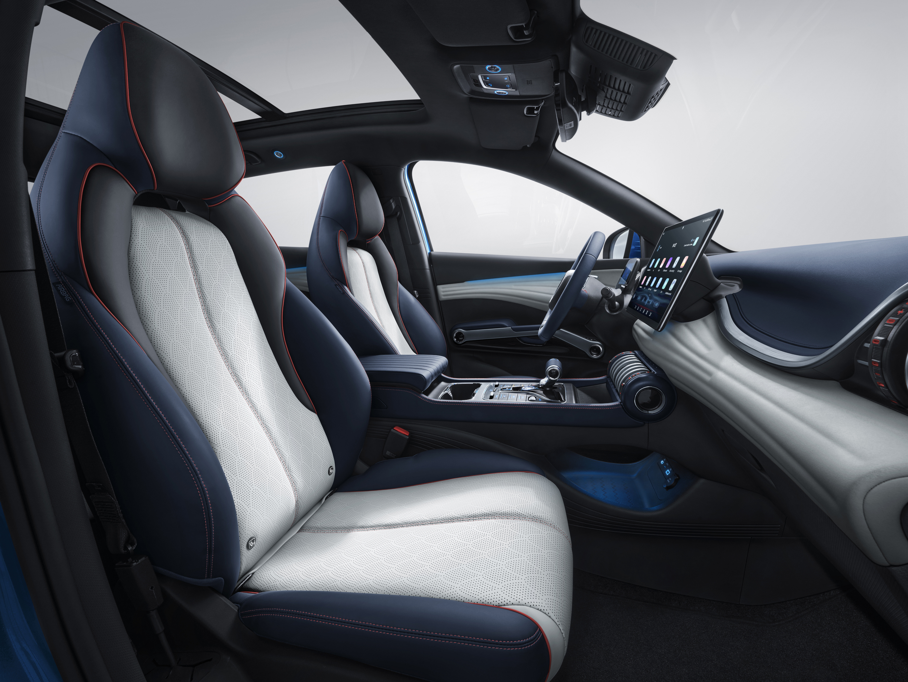 BYD Atto 3 2022 : sièges avant et intérieur vu de profil