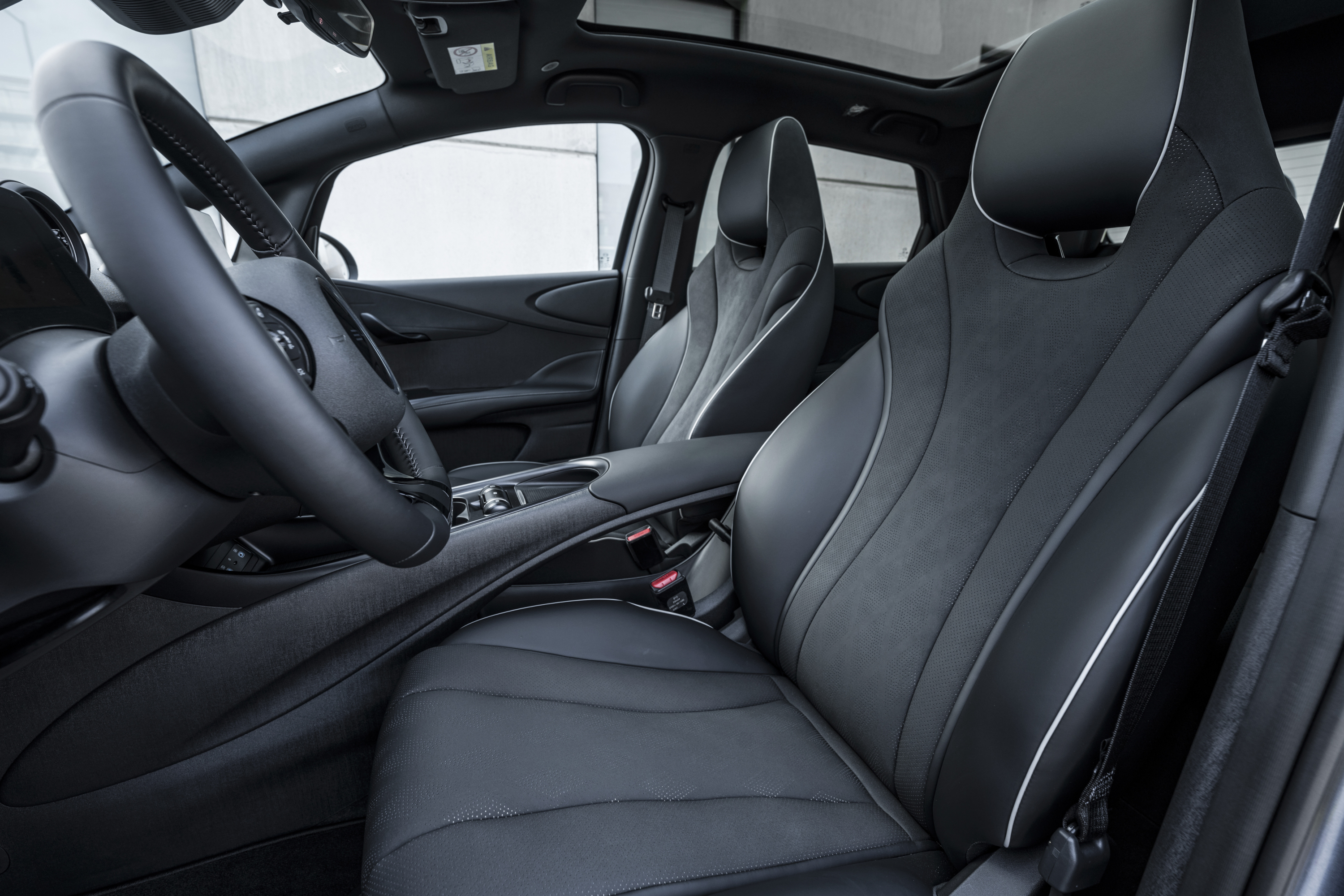 BYD Dolphin : détail sièges avant