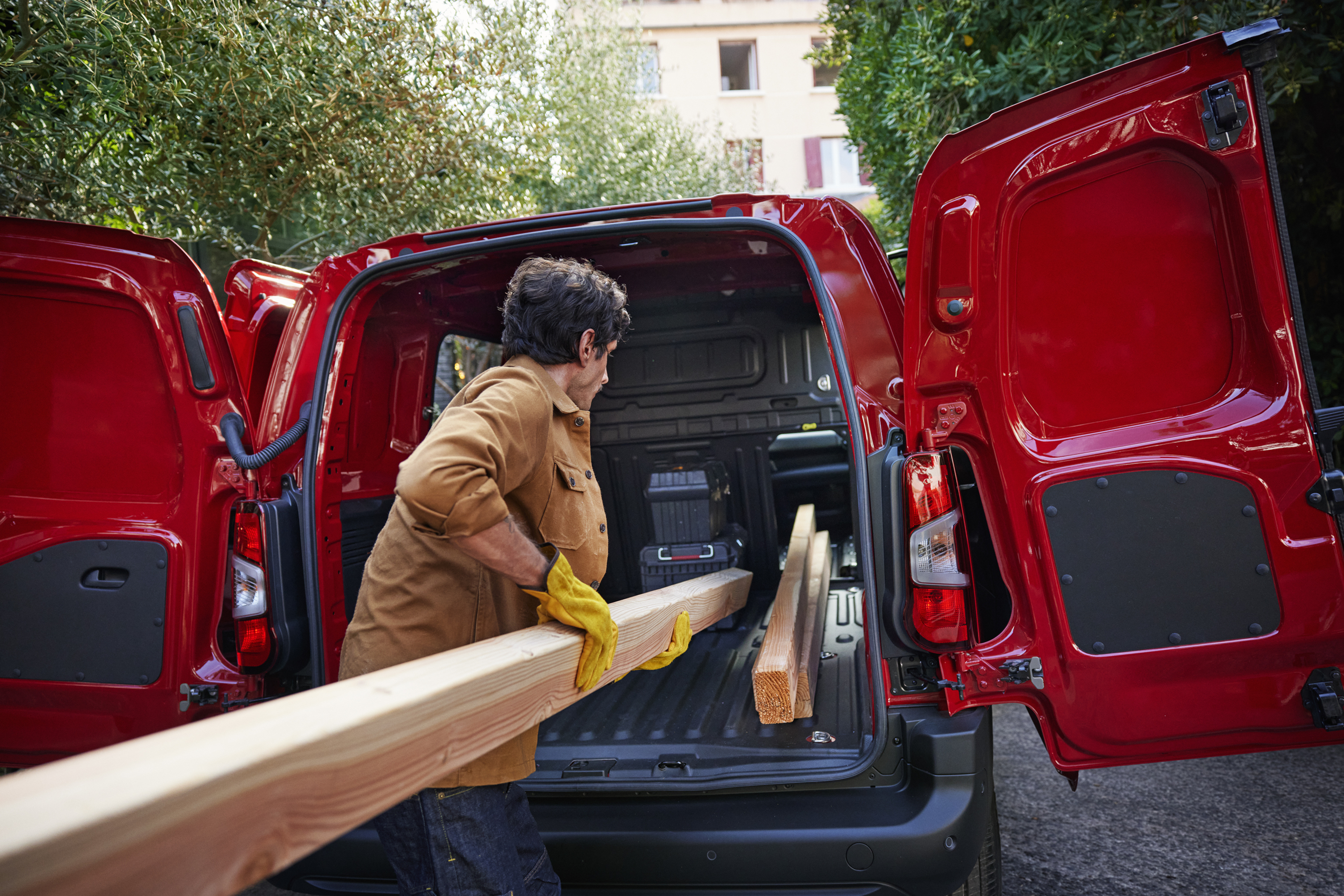 Citroën Berlingo Van 2024 : chargement d'une poutre