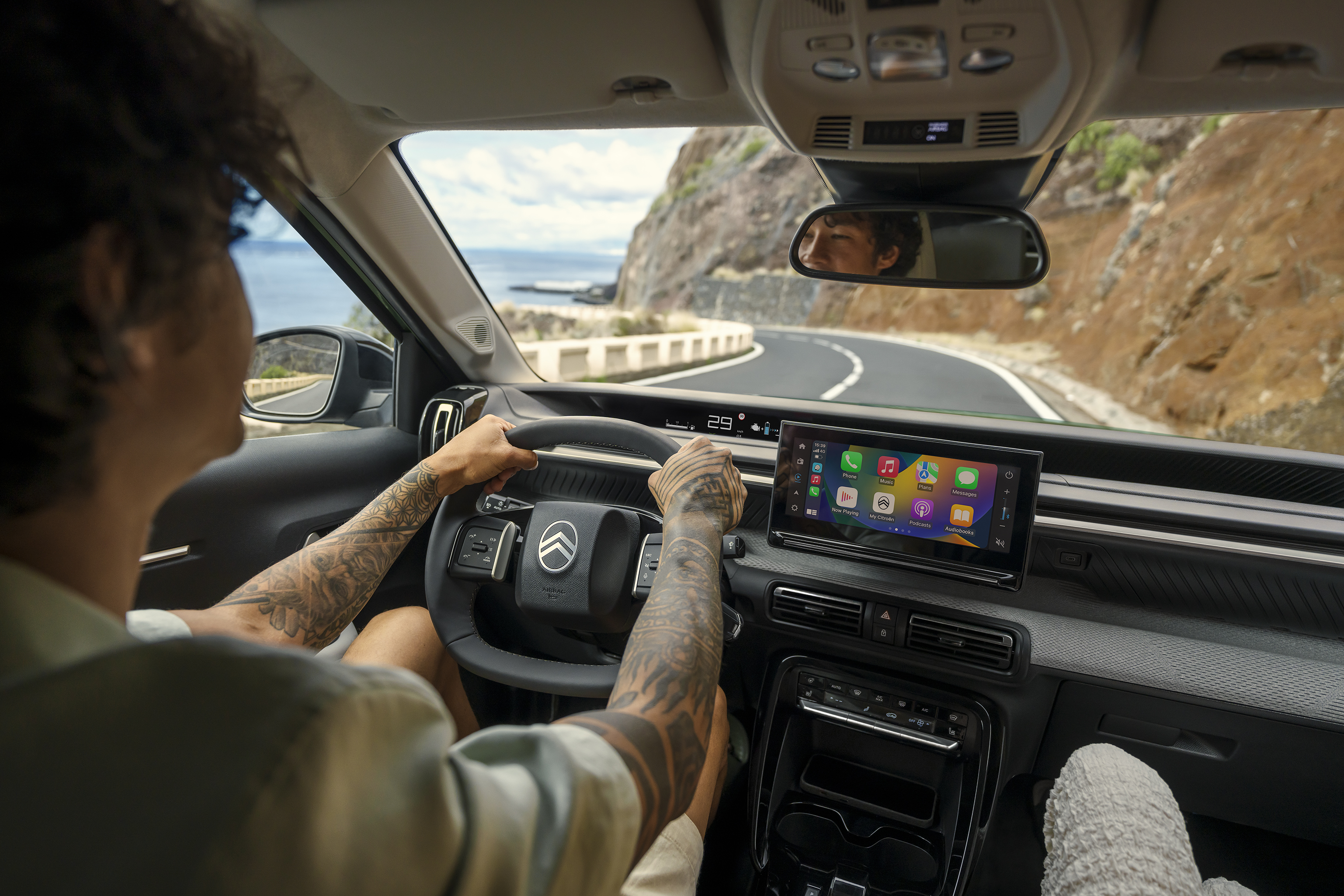 Citroën C3 Aircross 2024 : vue intérieure et tableau de bord sur route