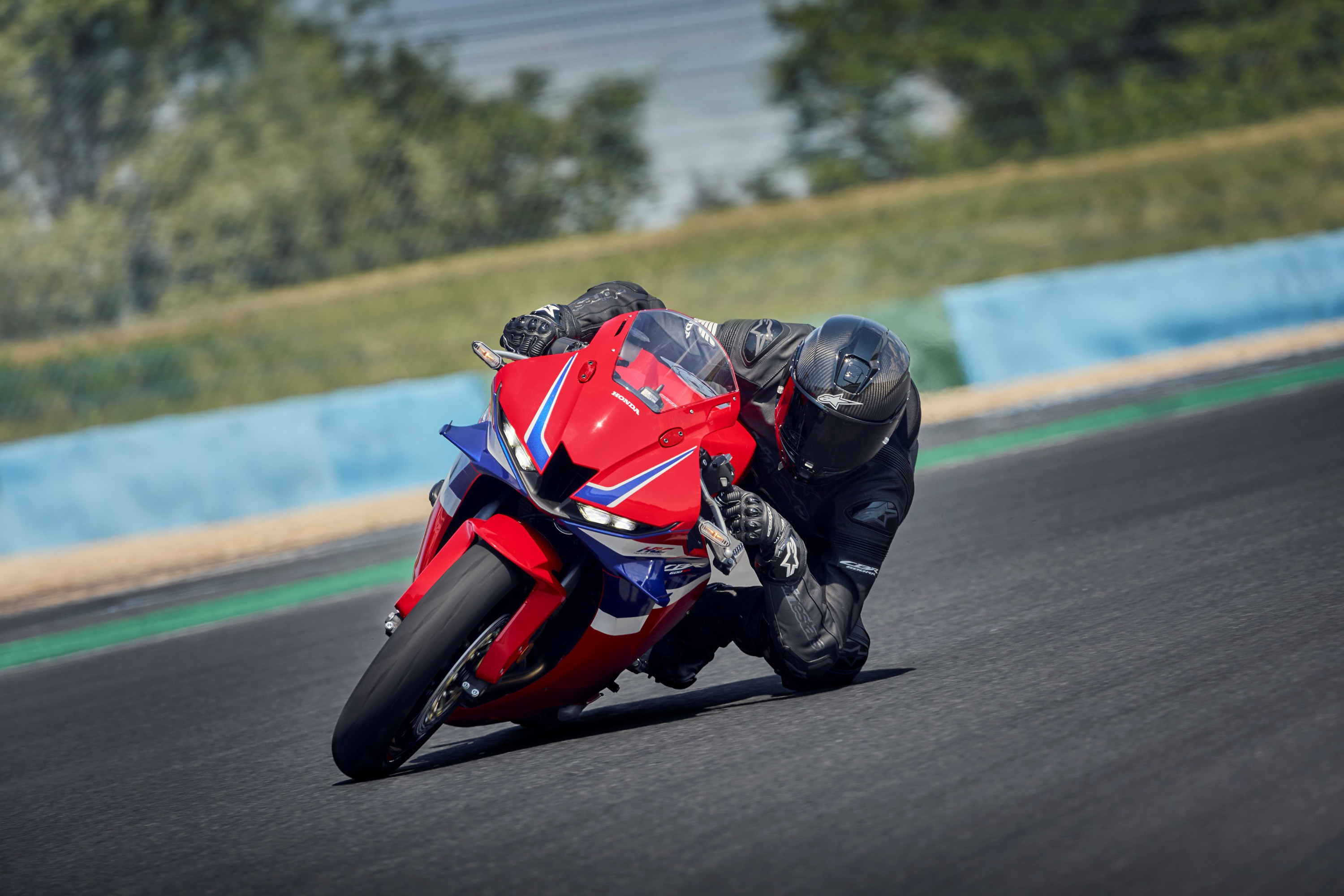 Honda CBR600RR 2024 : face avant en virage sur circuit