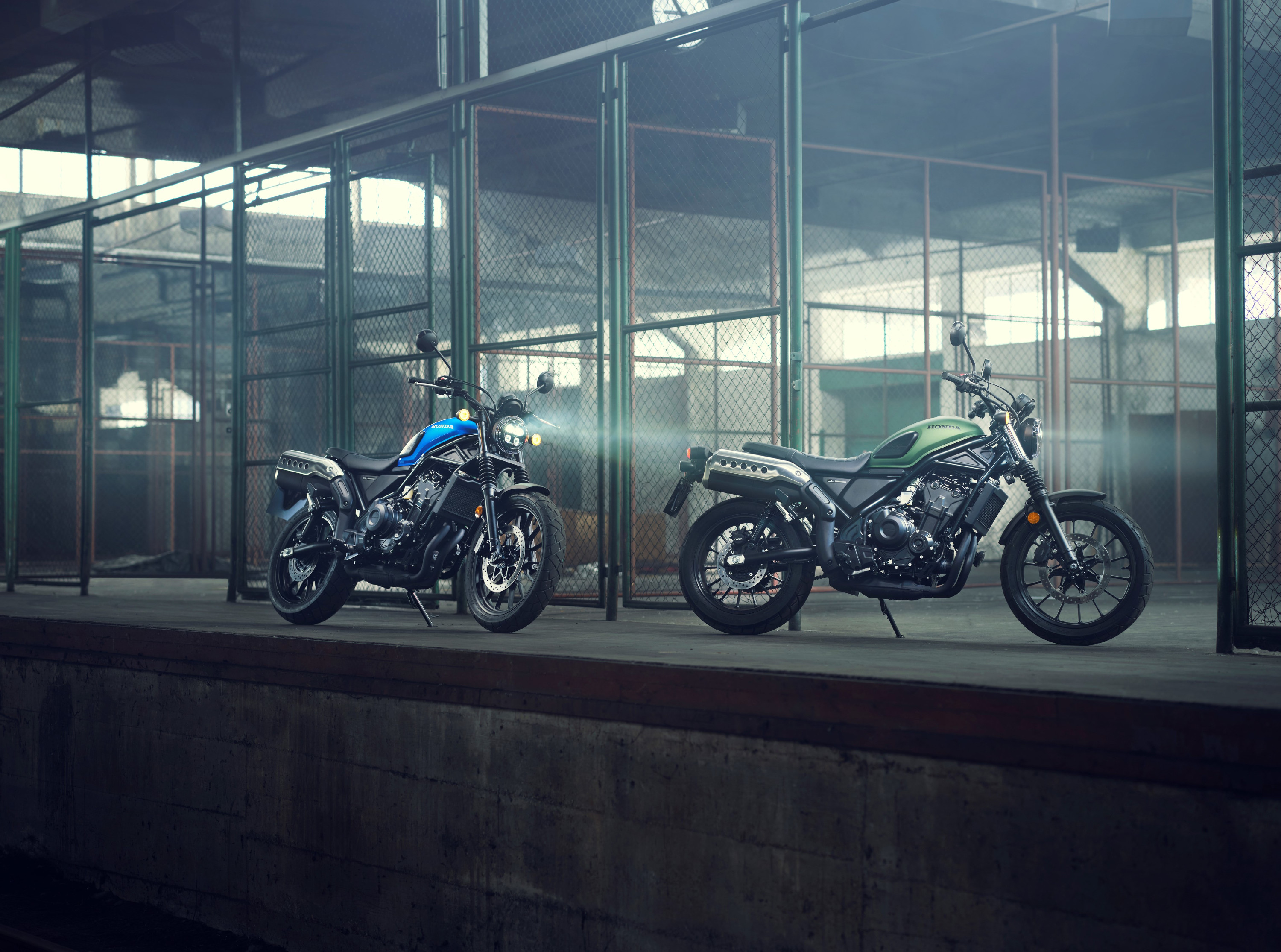 Honda CL500 2023 : bleue et verte