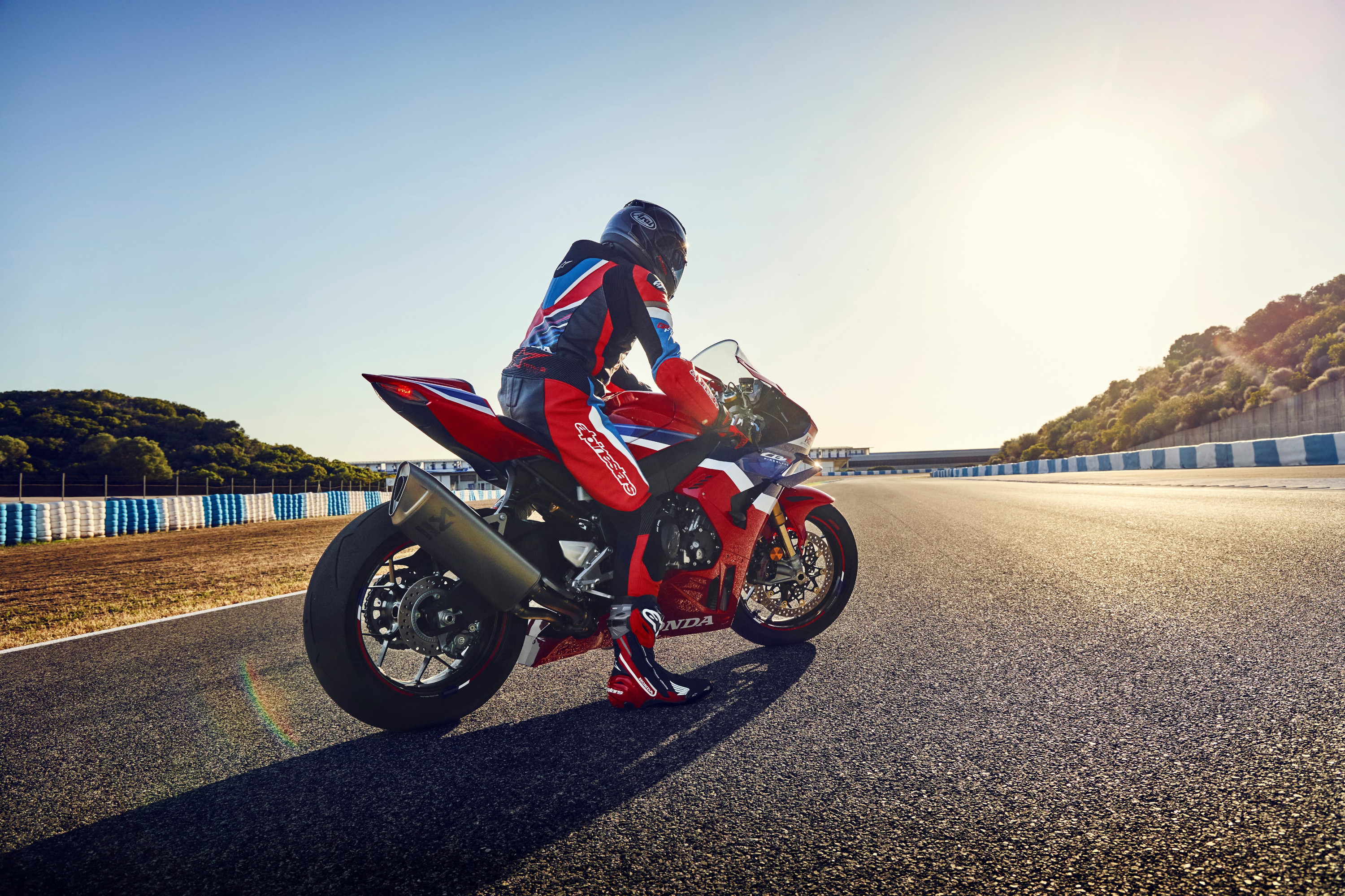Honda Fireblade SP CBR1000RR-R 2024 : trois quarts arrière droit arrêté sur la piste