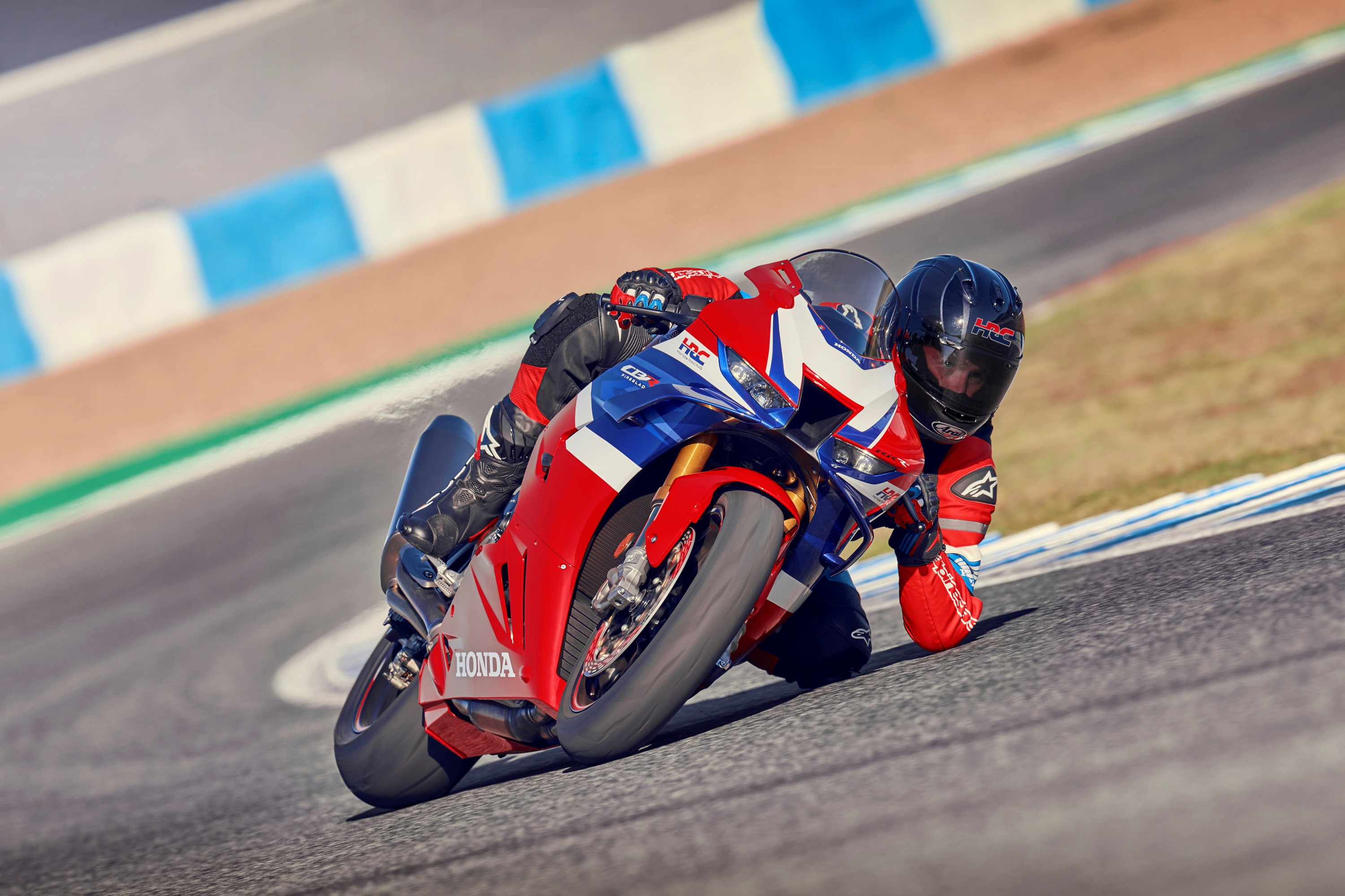 Honda Fireblade SP CBR1000RR-R 2024 : vue de face en virage à gauche sur circuit