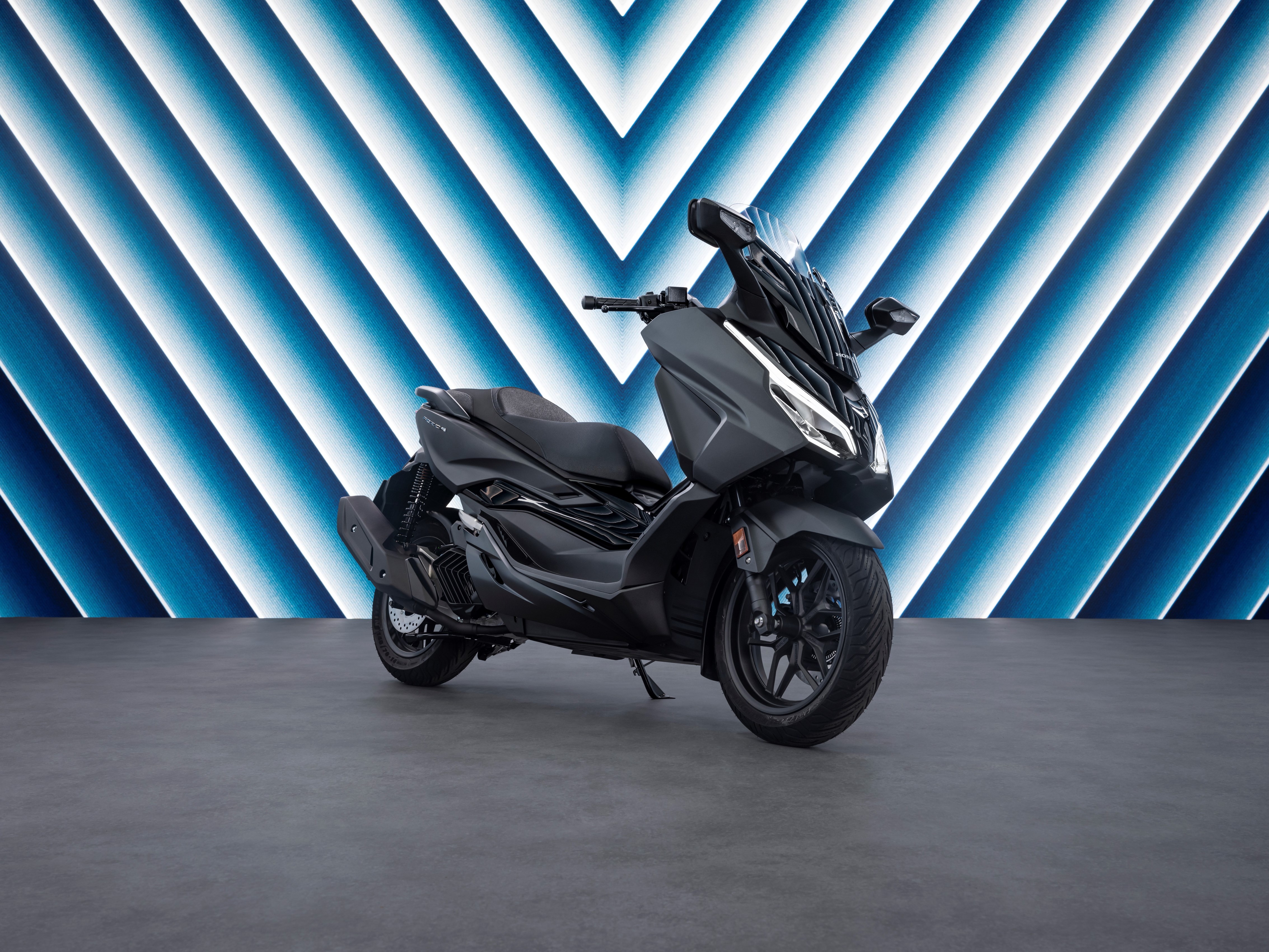 Honda Forza 125 2025 en vue trois-quarts avant, scooter urbain élégant et moderne