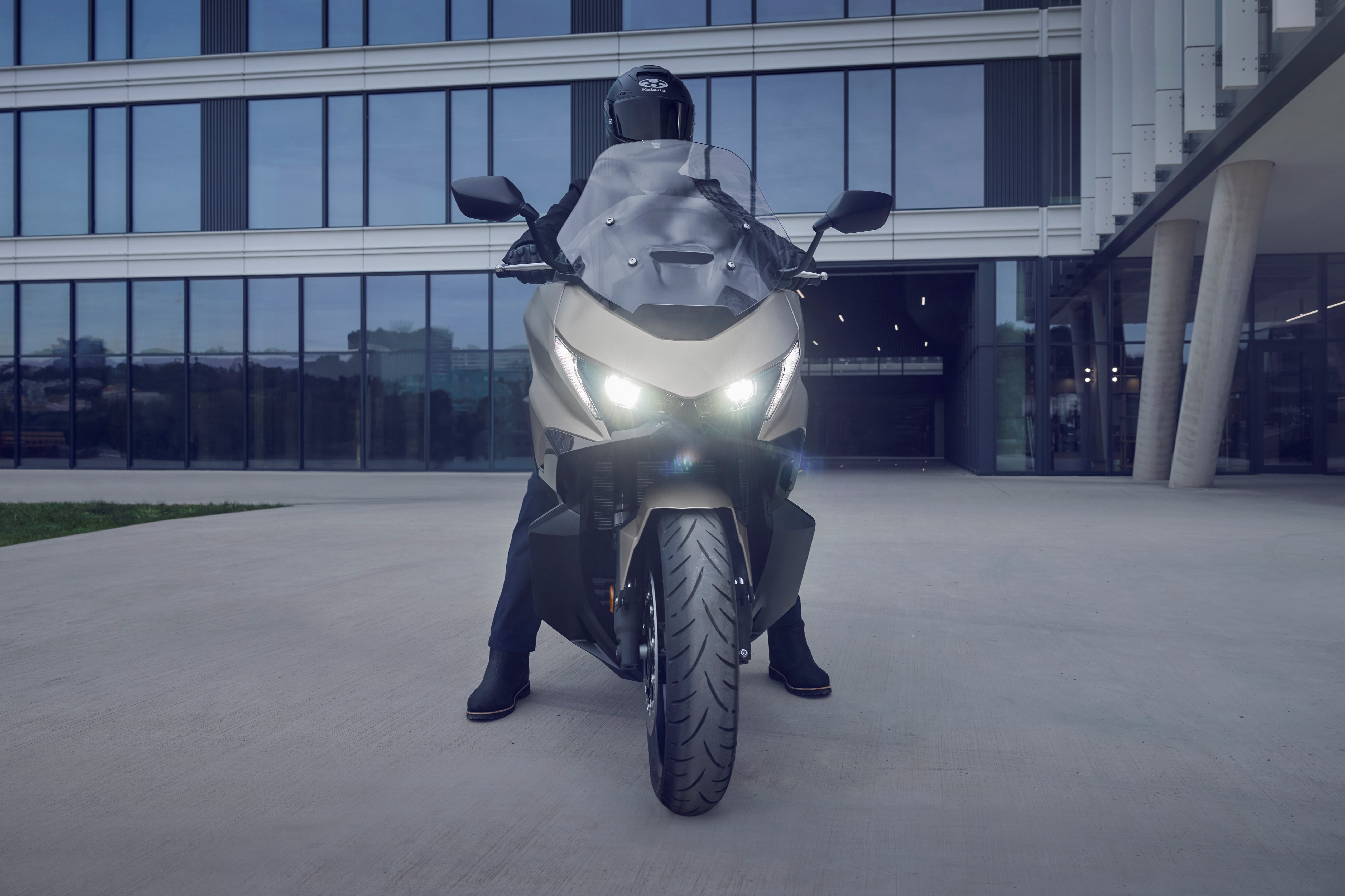 Honda Forza 750 2025 face avant feux alumés